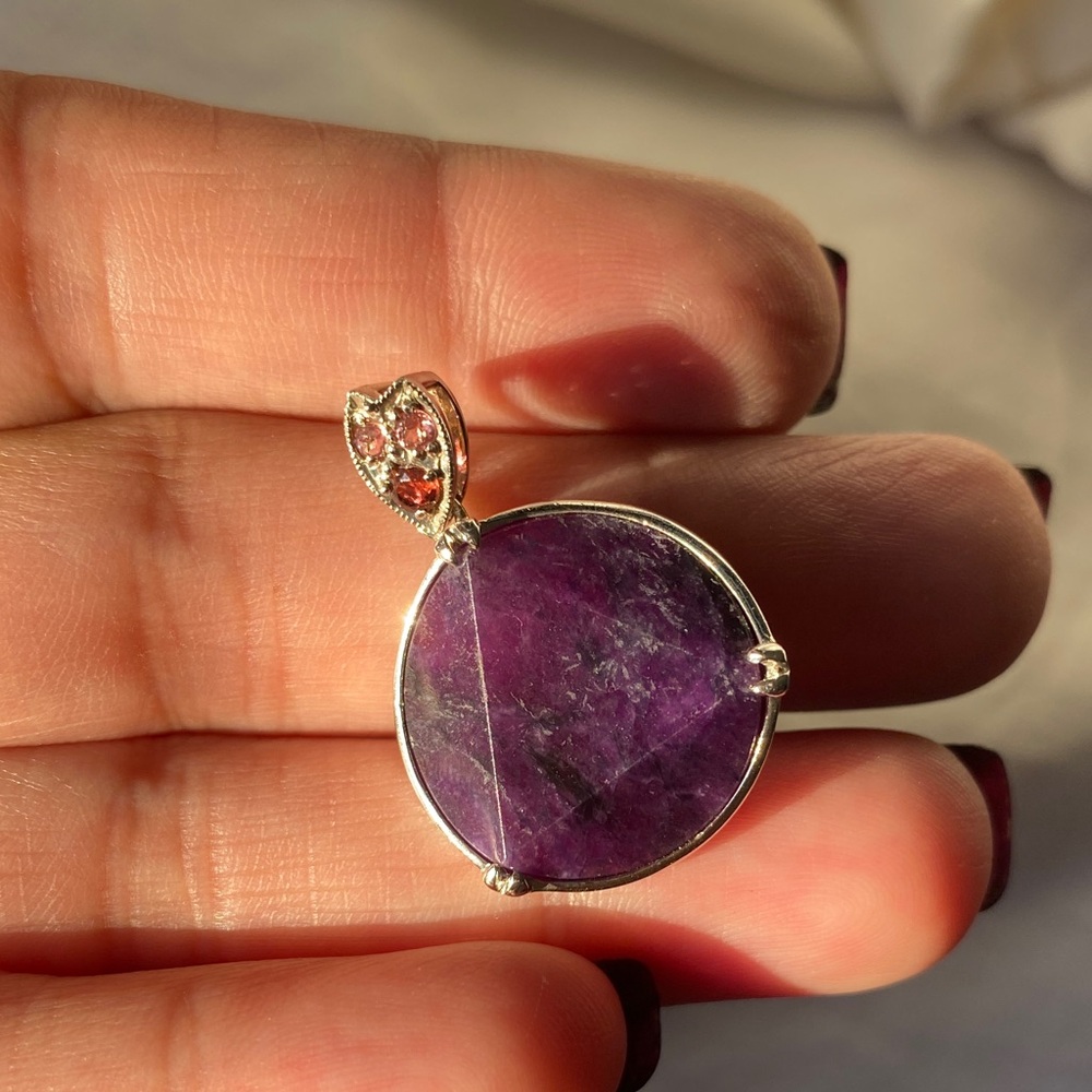 Sterling silver pendant with round amethyst stone